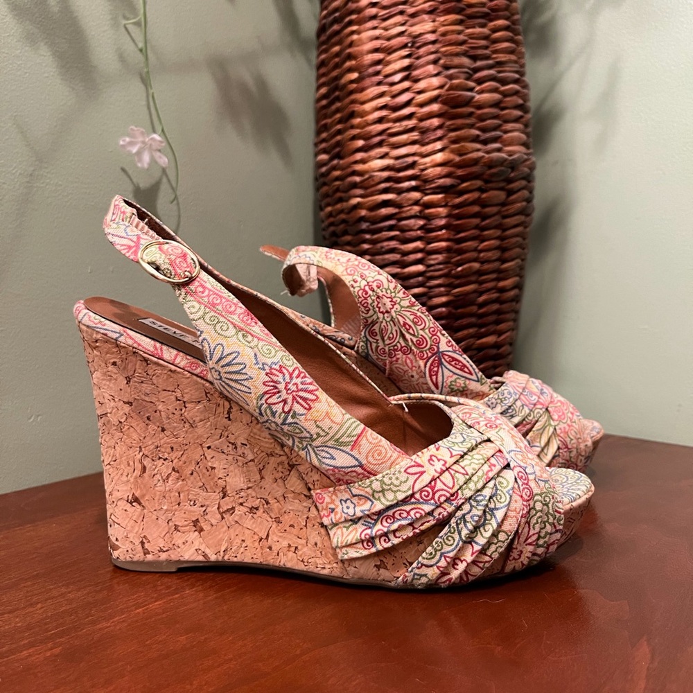 Steve Madden sling back floral wedges - “Cresst”